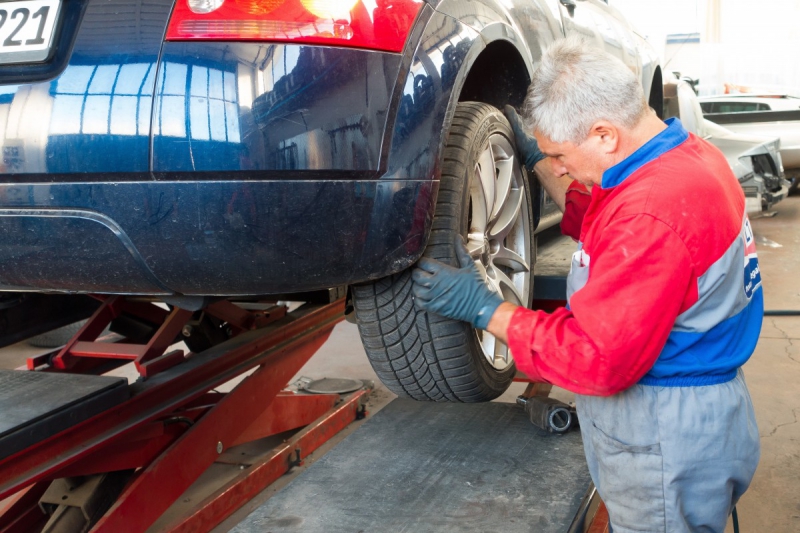 vente-PLAN D AUPS STE BAUME-min_auto_repair_repair_lift_auto_mechanic_work_clothes_master_professional_man_of_the_fold-685629