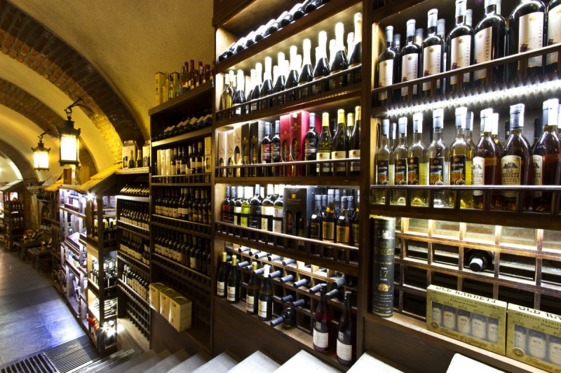 vente-PLAN D AUPS STE BAUME-min_world_street_travel_shop_canon_georgia_wine_bottles-429767